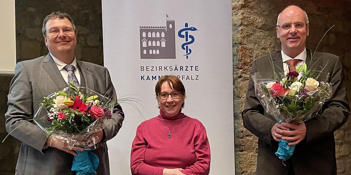 Blumenpräsent für die Vorsitzenden der Bezirksärztekammer Pfalz